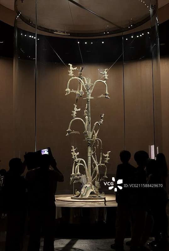 游客游赏三星堆博物馆神灯架图片素材