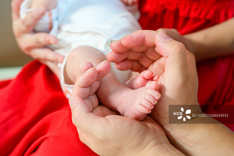 父亲在家里抱着婴儿的脚图片素材