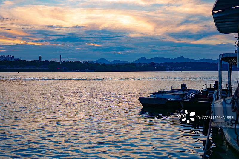 赣州古浮桥边的船图片素材