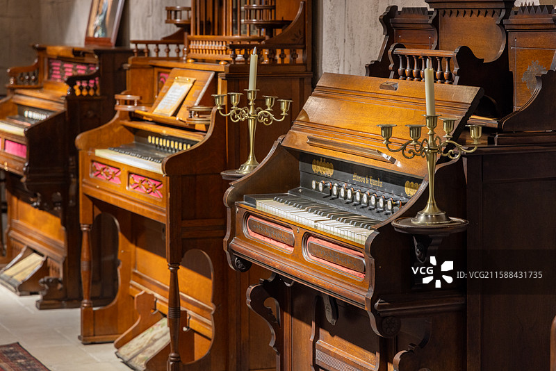 成都芯智慧音乐博物馆 展示的各种古董钢琴图片素材