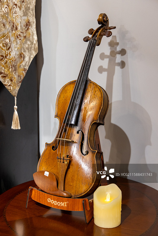 成都芯智慧音乐博物馆 桌子上展示的小提琴图片素材