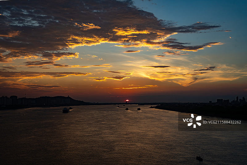 黄冈市黄州区鄂黄大桥看夕阳图片素材