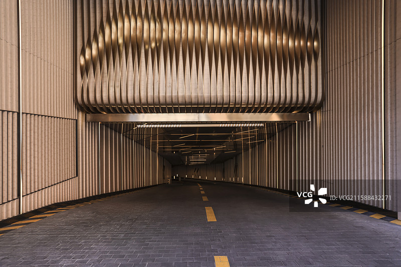 现代金属设计地下停车场入口图片素材