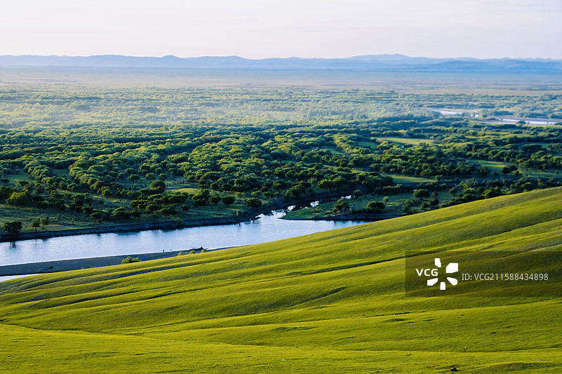 呼伦贝尔黑山头俯视森林与河流图片素材