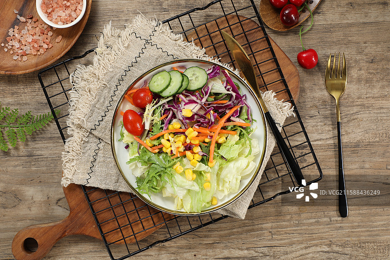 蔬菜沙拉装盘图片素材