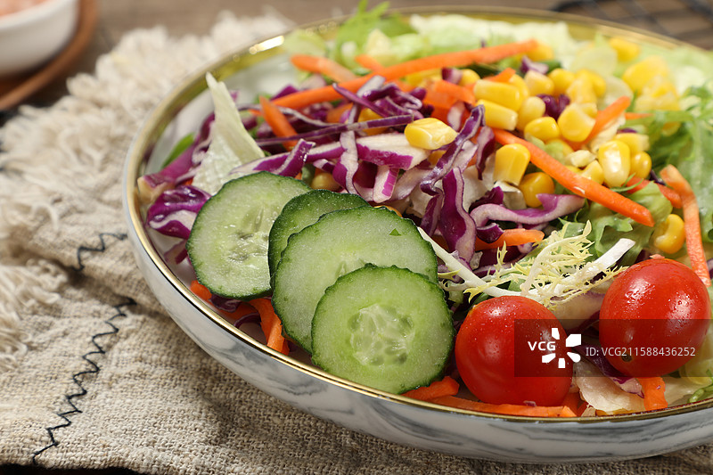 蔬菜沙拉装盘图片素材