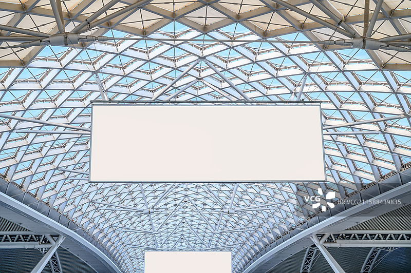 中国广东省广州市广州南站建筑和广告牌图片素材