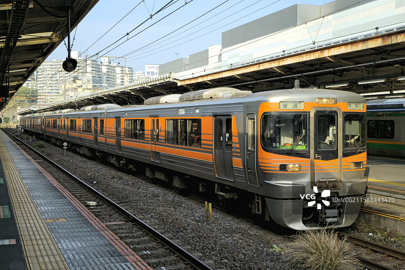 日本静冈县热海市，JR东海的东海道本线电车图片素材
