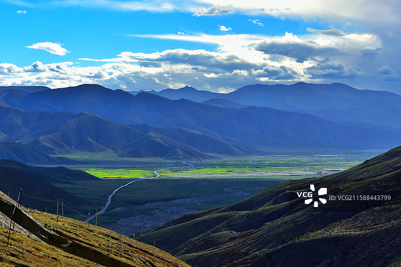 西藏拉孜县群山中的河谷图片素材