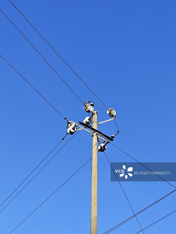 蓝天下的电线杆图片素材