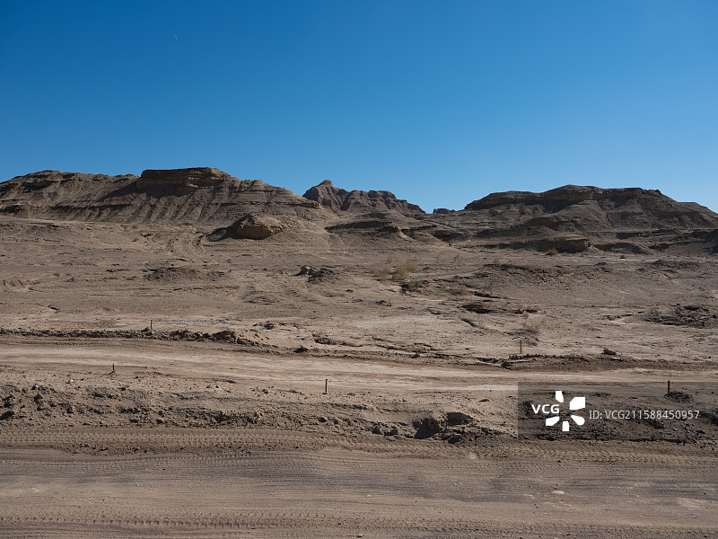 新疆世界魔鬼城的土路图片素材