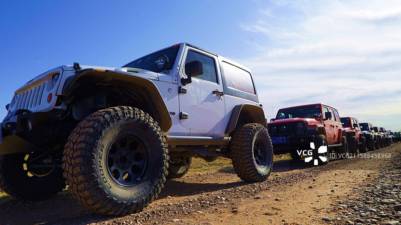 蓝天下越野汽车的低角度视图图片素材