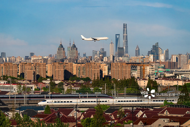 上海城市天际线飞机高铁图片素材