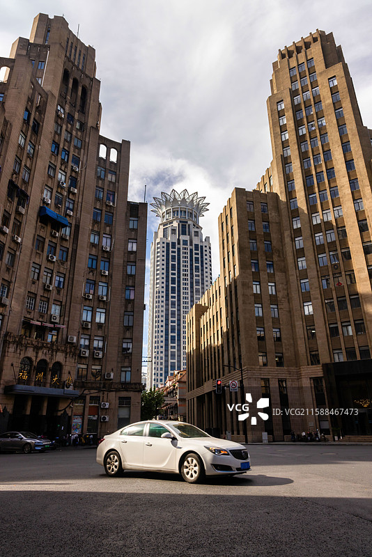 上海福州路近代建筑夹缝中的外滩中心图片素材