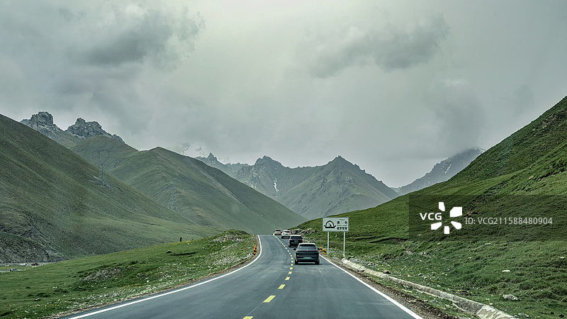 2025年5月31日新疆独库公路年度通车第一天的沿途风光（可供高清大图）图片素材