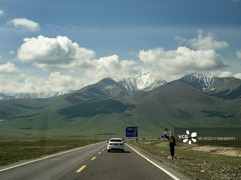2025年5月31日新疆独库公路年度通车第一天的沿途风光（可供高清大图）图片素材
