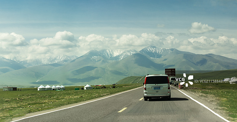 2025年5月31日新疆独库公路年度通车第一天的沿途风光（可供高清大图）图片素材