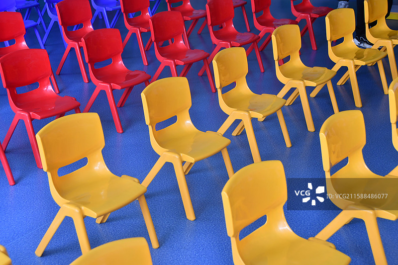 幼儿园教室里的彩色塑料椅子图片素材