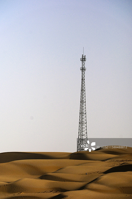 夏日新疆巴音郭楞且末县塔中镇塔克拉玛干沙漠腹地穿越沿途大漠输电线信号塔公路车辆风景图片素材