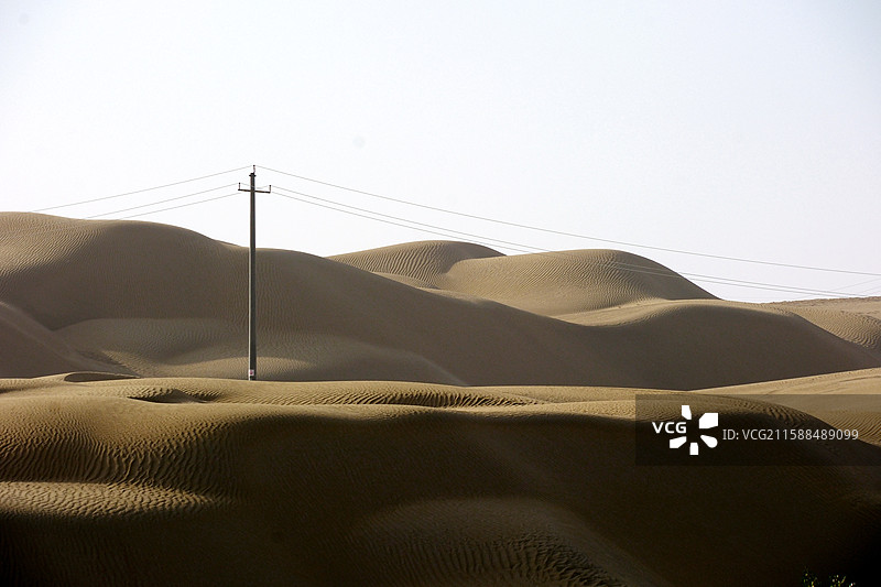 夏日新疆巴音郭楞且末县塔中镇塔克拉玛干沙漠腹地穿越沿途大漠输电线信号塔公路车辆风景图片素材