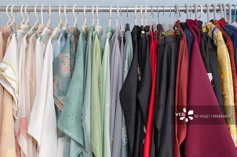 衣架上挂着的一排不同式样的汉服图片素材