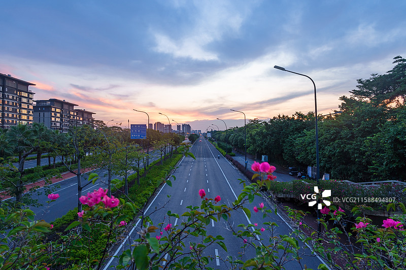 南宁五象新区玉洞大道城市公路晚霞火烧云图片素材