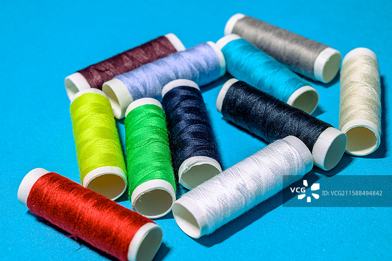 蓝色背景里不同颜色的针线图片素材