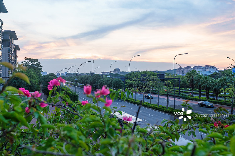 南宁五象新区玉洞大道城市公路晚霞火烧云图片素材
