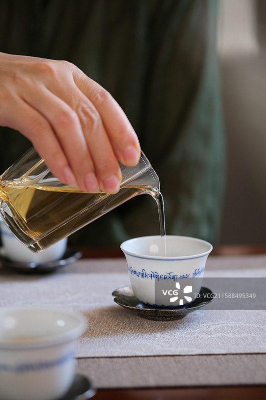 中国传统文化茶道茶器紫砂壶青花瓷茶艺功夫茶茶席茶桌静物特写图片素材