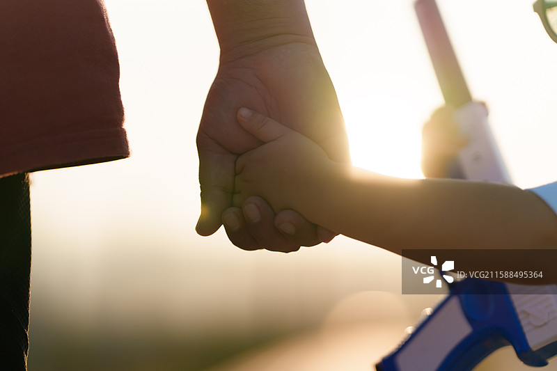 大手牵小手的温馨瞬间图片素材