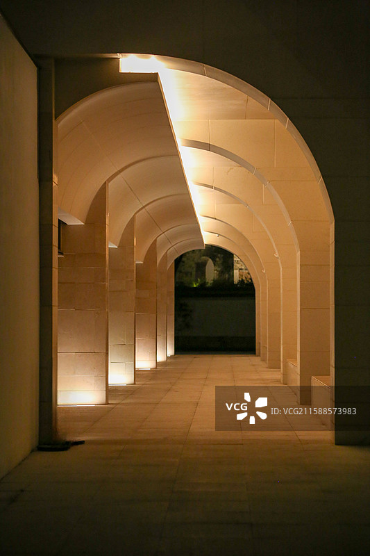 暖灯映拱廊图片素材