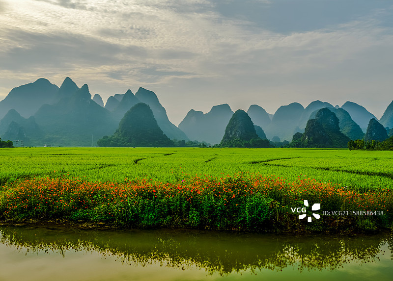 喀斯特地貌田园风光图片素材