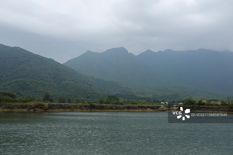 高山湖岸图片素材