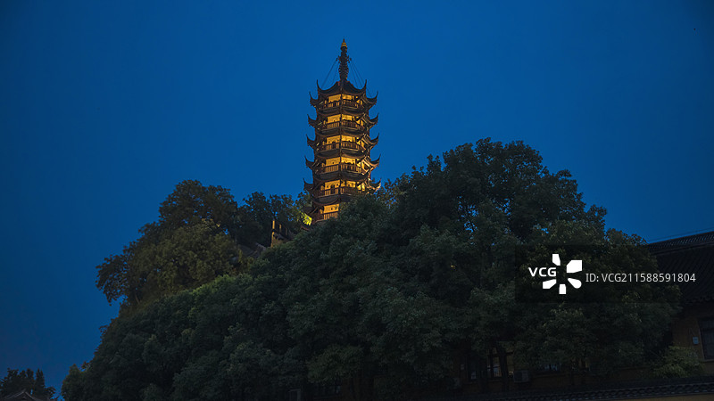 夜幕下的镇江金山寺塔图片素材