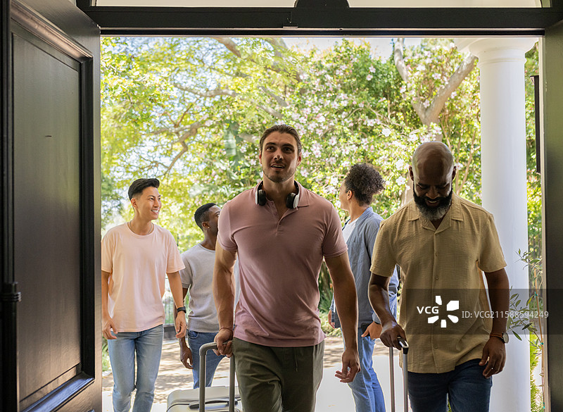 到达婚礼场地，朋友们带着行李微笑，准备庆祝图片素材