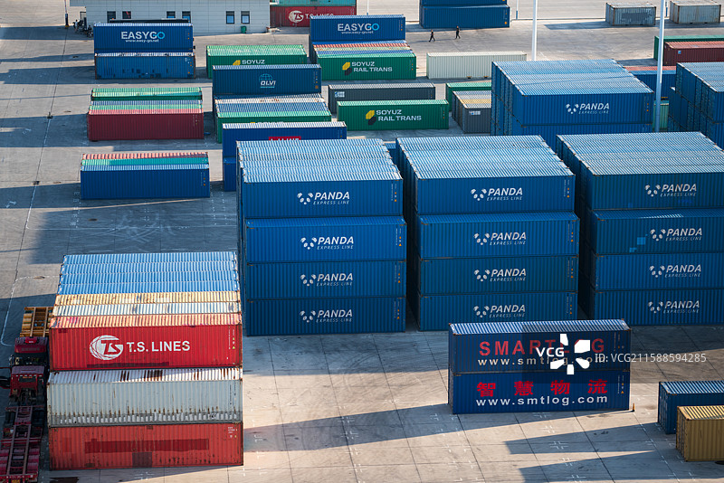 繁忙的港口集装箱堆叠图片素材