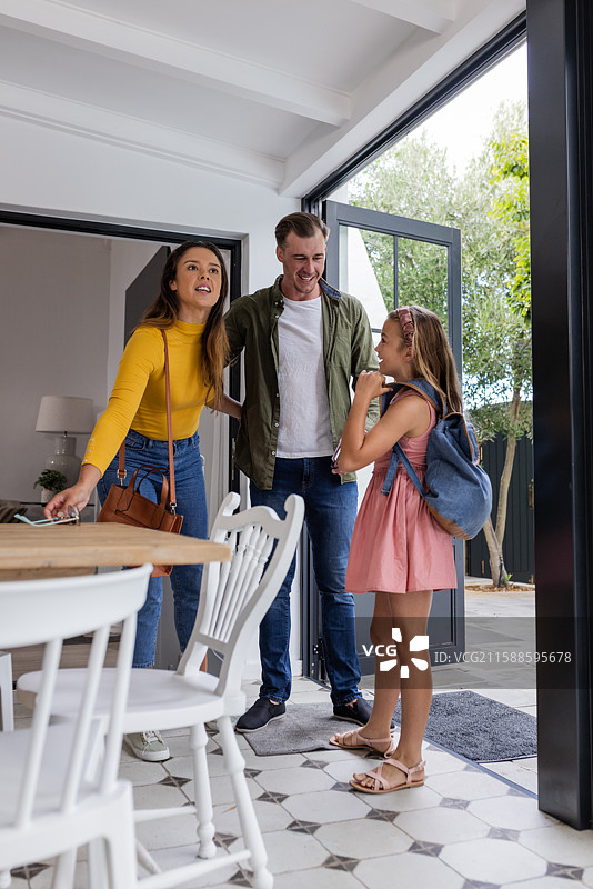一家人微笑着聊天，走进敞开的门。图片素材