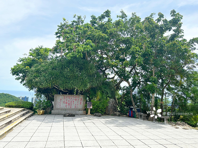 爱情故事鹿回头雕像中国海南省三亚市自贸风光鹿回头风景区4A景点公园背景暑假图片素材