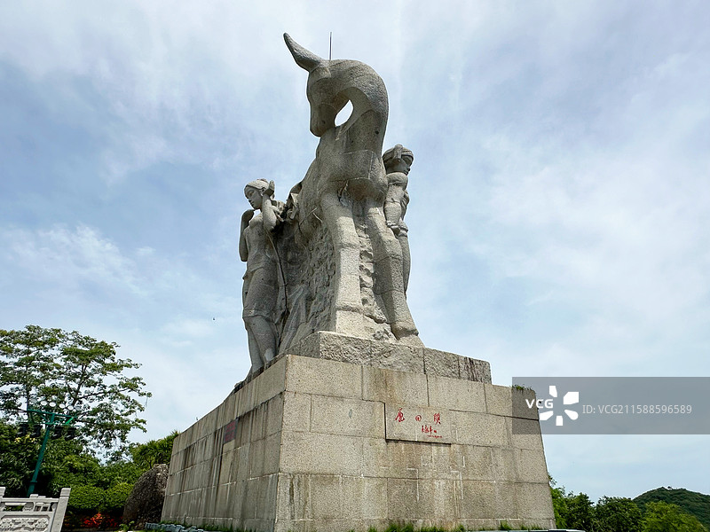 爱情故事鹿回头雕像中国海南省三亚市自贸风光鹿回头风景区4A景点公园背景暑假图片素材
