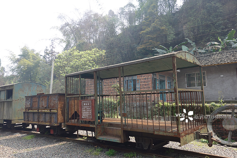 四川省乐山市犍为县芭沟镇芭蕉沟蜜蜂岩油菜花：嘉阳小火车图片素材