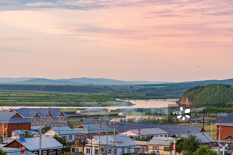 额尔古纳市中俄边境小镇-室韦黄昏和界河对岸的俄罗斯奥洛契小镇图片素材