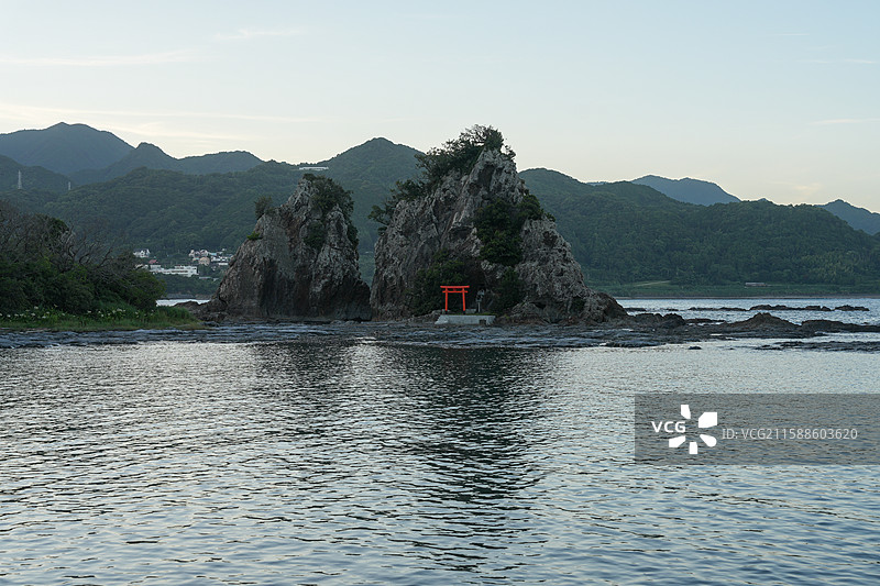 日本和 歌山县 那智胜浦町 孤独的鸟居  弁天岛图片素材