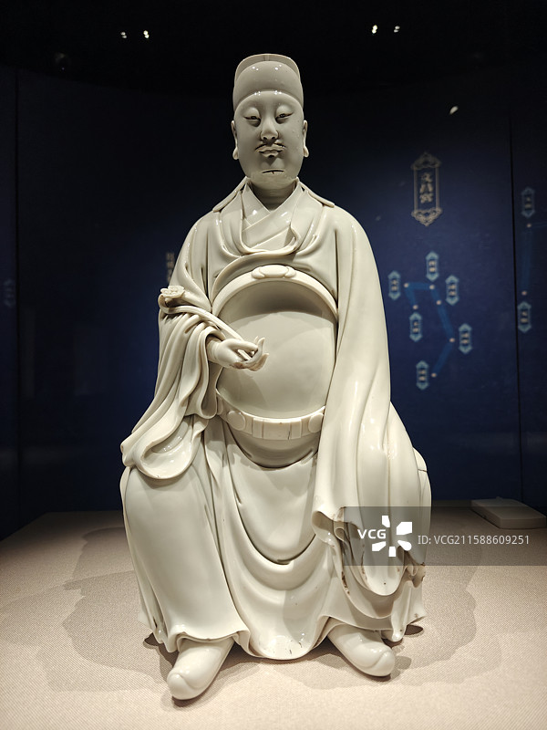 福建博物院镇馆之宝-明代德化窑-何朝宗款白釉文昌帝君坐像图片素材