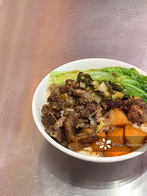 美味牛腩饭，开启味蕾盛宴图片素材