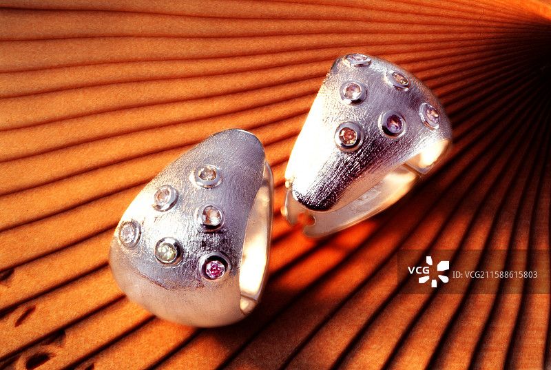 银饰彩钻耳环图片素材