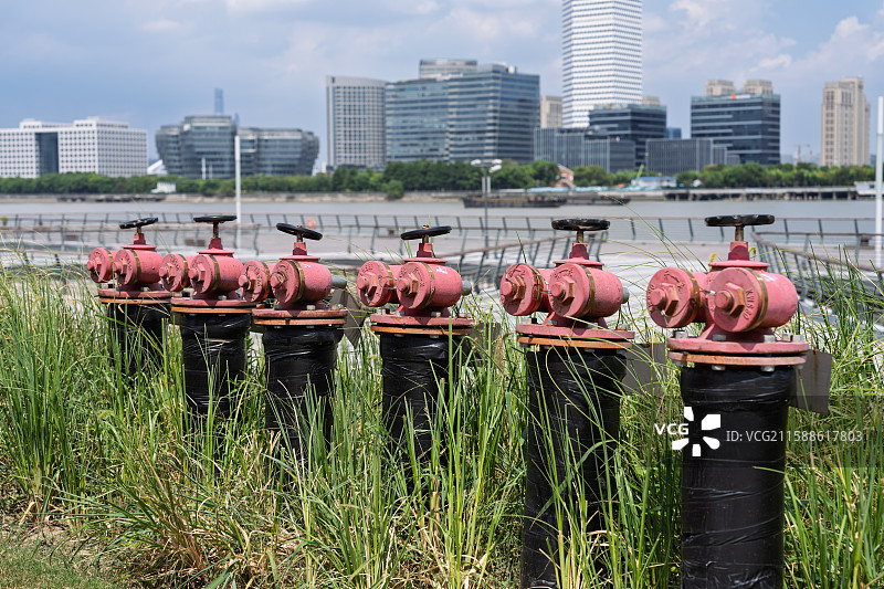 城市滨江边的消防栓图片素材