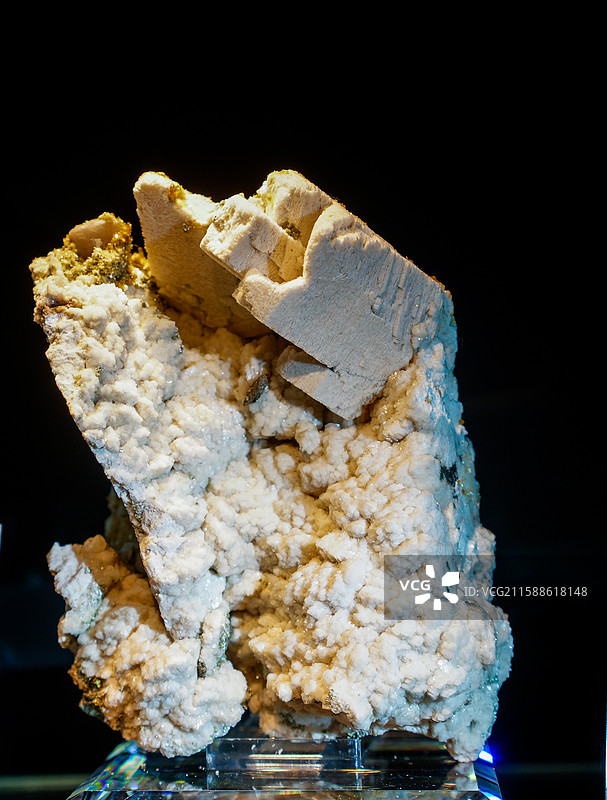 陈列在中国地质大学逸夫博物馆的各类矿石图片素材