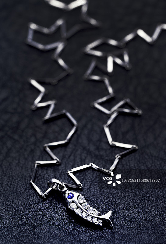 “年年有余〞K金镶钻项链图片素材