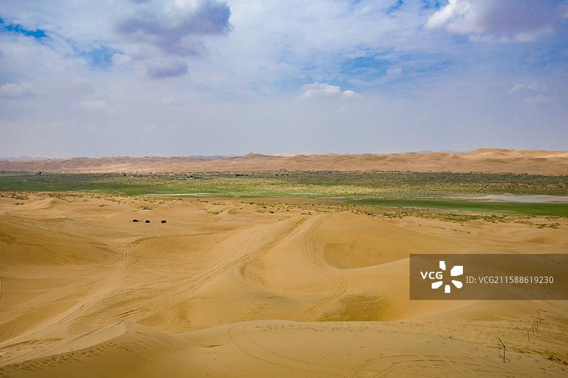 蓝天白云下的沙漠绿洲图片素材