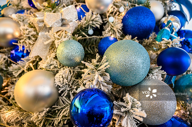 圣诞节圣诞树上的彩球图片素材